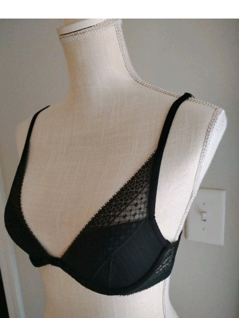 Incredible by Victoria's Secret Plunge Bra Black Lace Women's Size 34B NWT